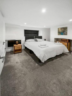 Bright and spacious 1-BDR flat w/ free parking